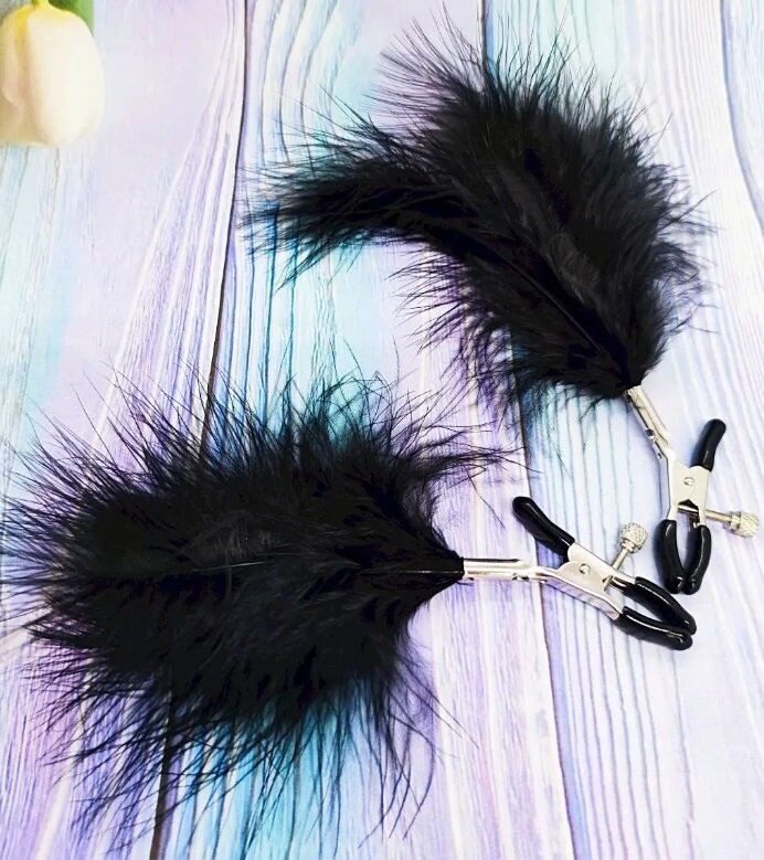Зажими для сосків DS Fetish Nipple clamps metal feather black - Фото №1 Зажими для сосків DS Fetish Nipple clamps metal feather black - Фото №1